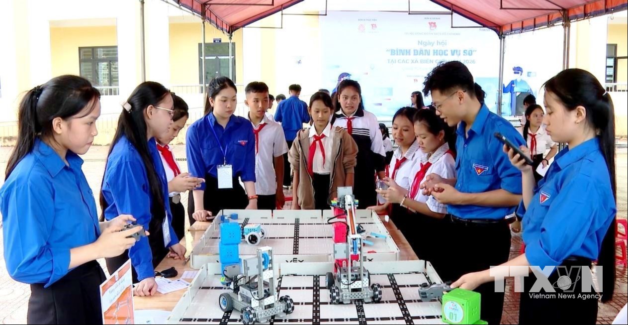 Thanh thiếu nhi vùng biên giới, miền núi xã Tuyên Lâm (tỉnh Quảng Trị) được trực tiếp quan sát, thực hành và khám phá công nghệ tại "Ngày hội Bình dân học vụ số". (Ảnh: Võ Dung/TTXVN)